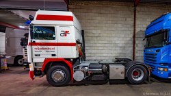 20251019-Tom-Holding-00454